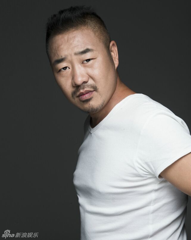 组图:王奕盛写真霸气外露硬气十足