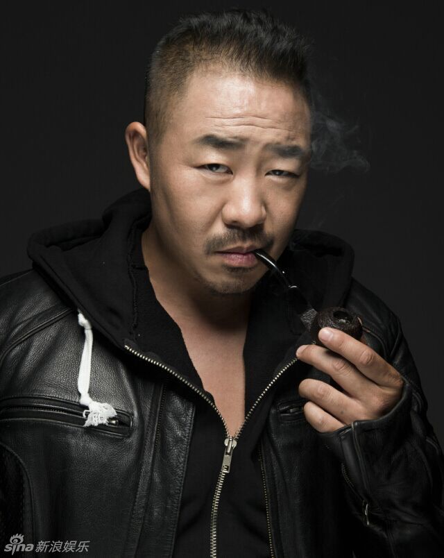 组图:王奕盛写真霸气外露硬气十足