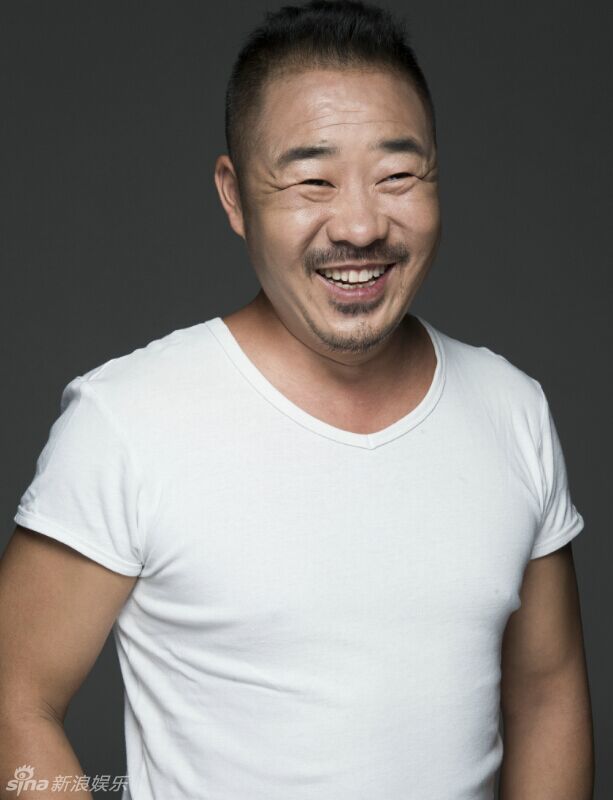 组图:王奕盛写真霸气外露硬气十足