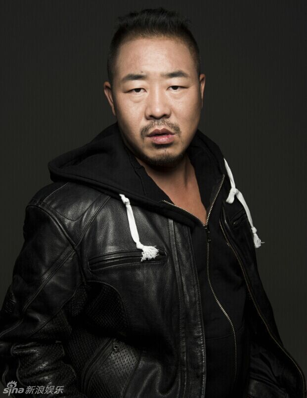 组图:王奕盛写真霸气外露硬气十足