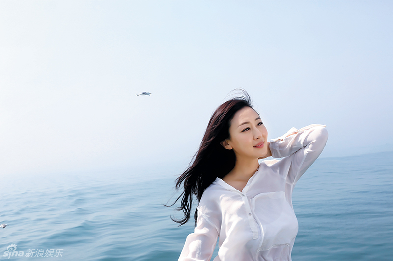 组图:石琳海边写真 柔美女子的空灵之旅_高清图集_新浪网