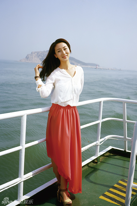 组图:石琳海边写真 柔美女子的空灵之旅_高清图集_新浪网