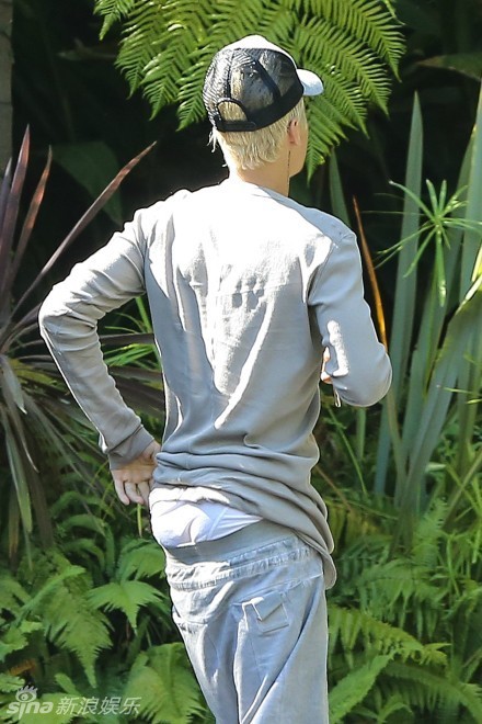 穿衣风格特立独行 比伯出街内裤外露