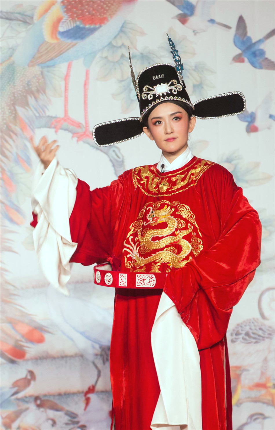 新浪娱乐讯 本周,偶像们再次勇登古镇戏台和戏曲大师一起挑战黄梅戏