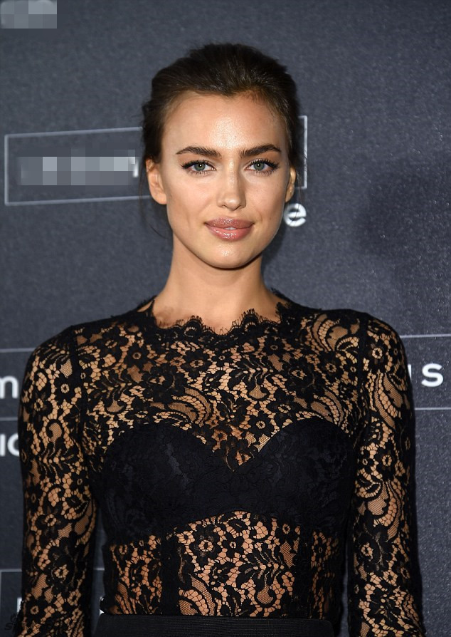 伊莲娜黑色透视装亮相 露bra曼妙性感