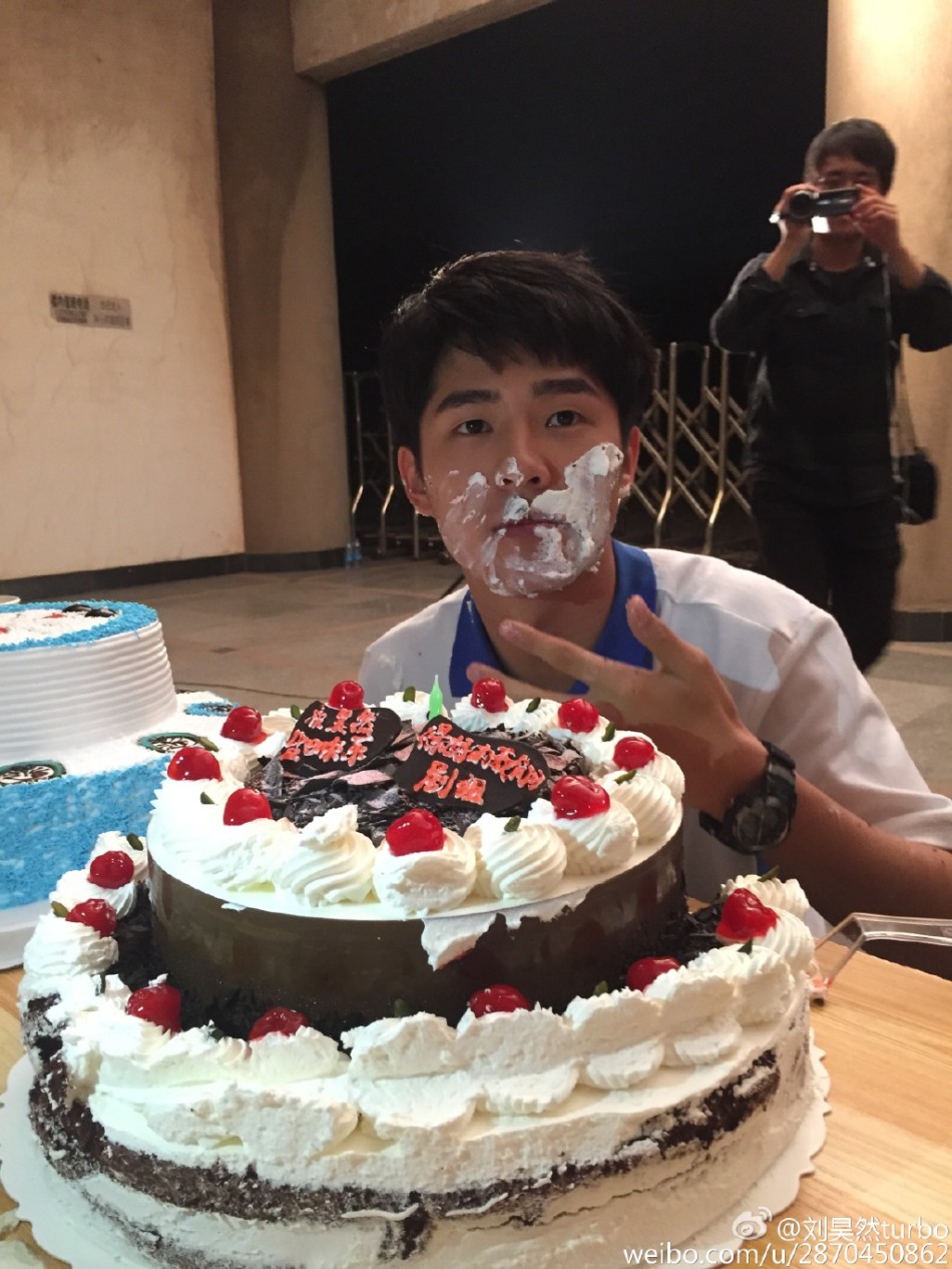 组图:刘昊然过18岁生日 脸涂蛋糕显稚嫩_高清图集_新浪网