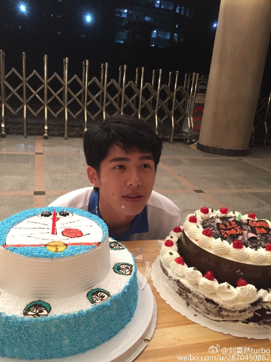 刘昊然过18岁生日 脸涂蛋糕显稚嫩