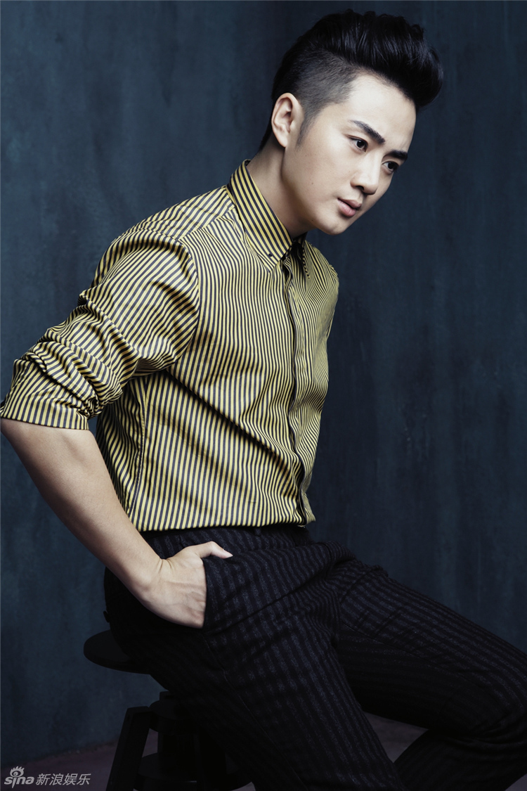 组图:余少群生日时尚写真 迷人微笑显暖男本色