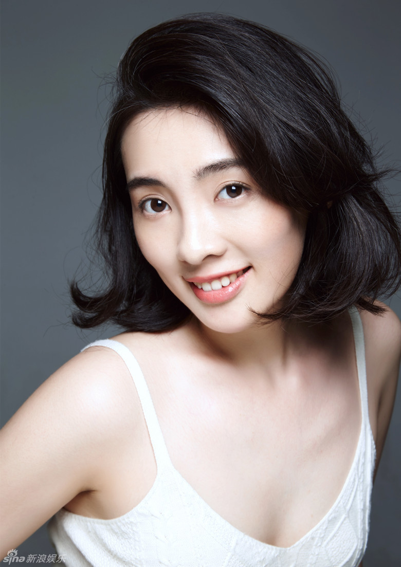 集结号》中饰演教官梁紫一角的青年演员陈维涵近日发布一组清新写真