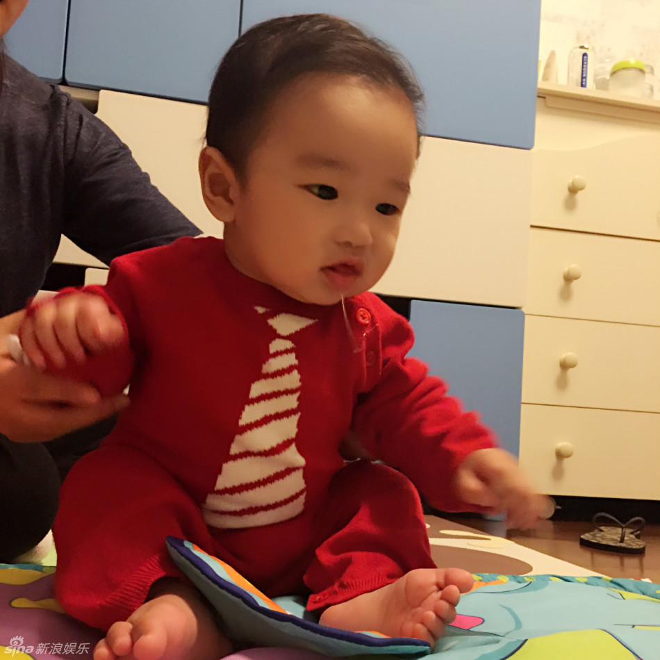 爱戴儿子显萌态