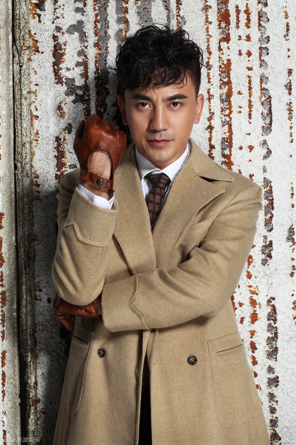 新浪娱乐讯 近日,演员张瑞涵曝光一组秋日英伦绅士写真,时尚儒雅又不