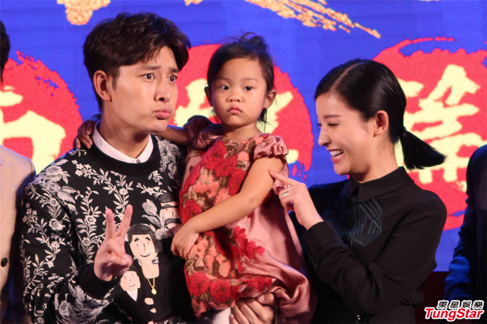 贾乃亮抱爱女卖萌 甜馨表情淡定走高冷范儿