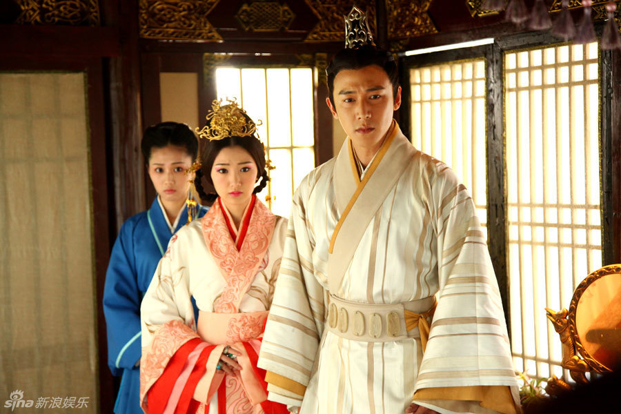 组图:《云中歌》陆毅baby曝剧照 陵云合体发糖