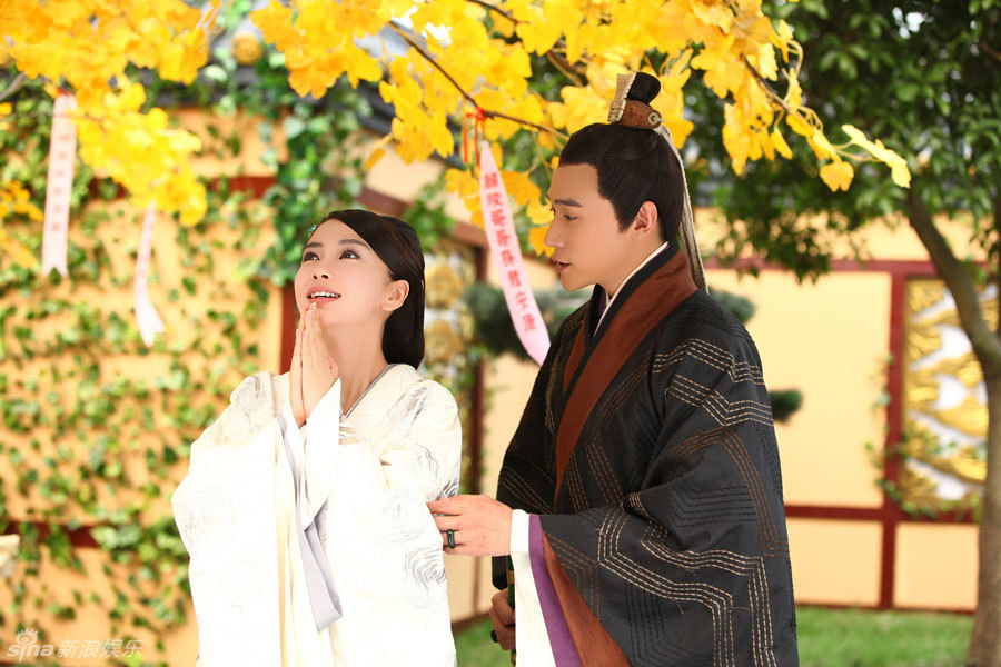 组图:《云中歌》陆毅baby曝剧照 陵云合体发糖