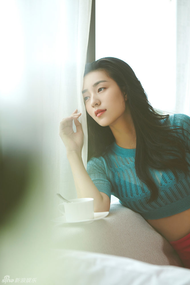 新浪娱乐讯 日前,尹航blair受邀拍摄一组家居写真,身着家居服的尹航