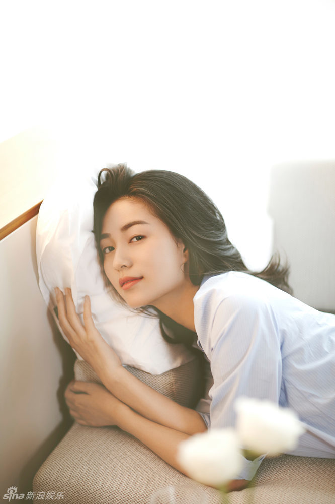 新浪娱乐讯 日前,尹航blair受邀拍摄一组家居写真,身着家居服的尹航