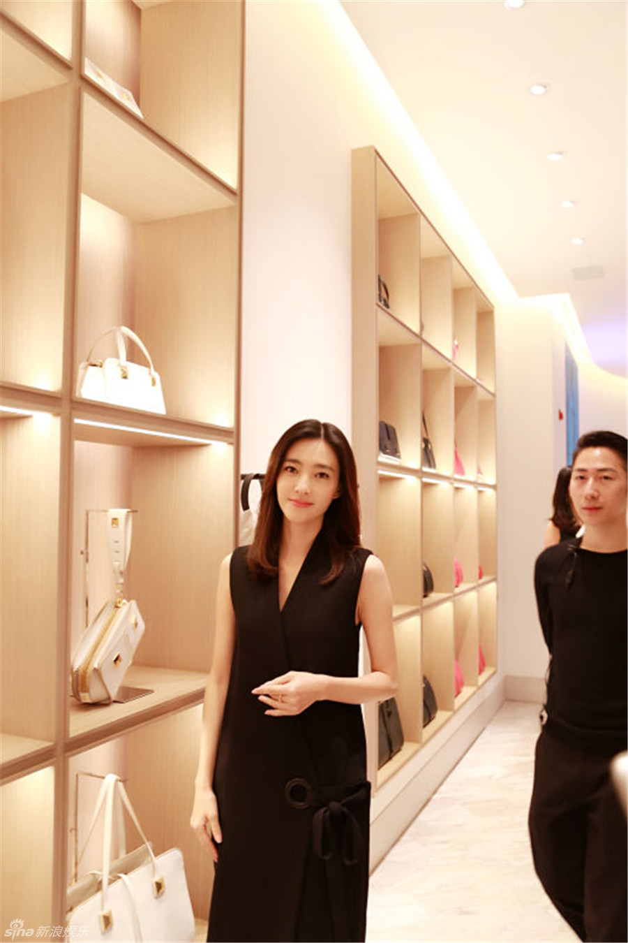 组图:王丽坤深v礼服助阵时装周 简约优雅_高清图集_新浪网