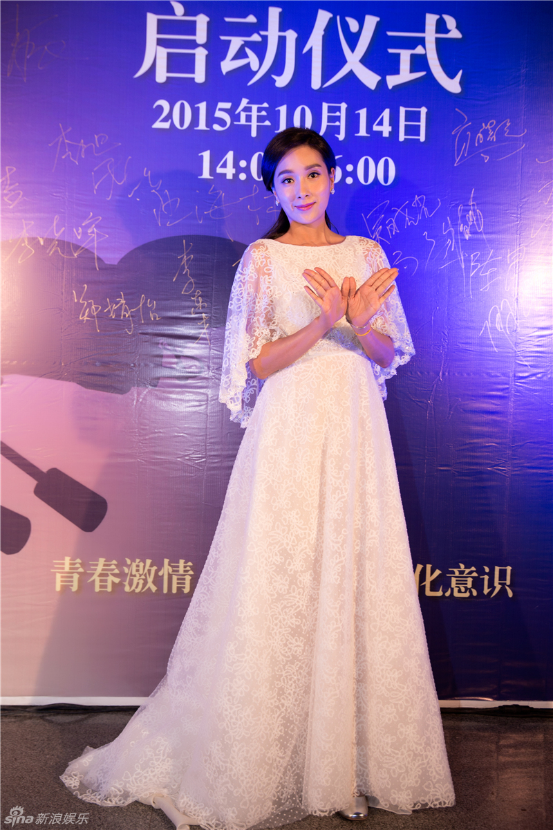 杨恭如白色蕾丝礼服亮相大学生电影节