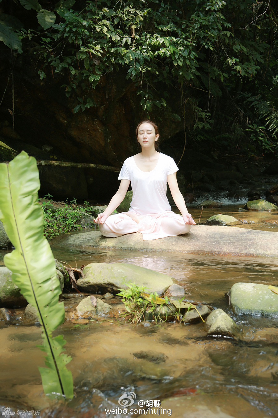 组图:胡静溪边练气功 一袭白衣气质脱俗_高清图集_新浪网