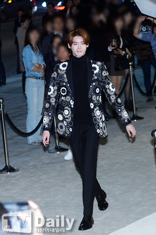 韩国国民初恋秀智深v红裙亮相 性感变身吸睛