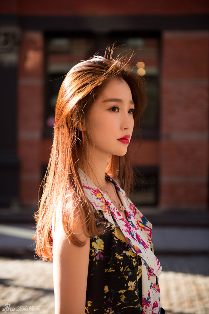 虞书欣甜美帅气写真