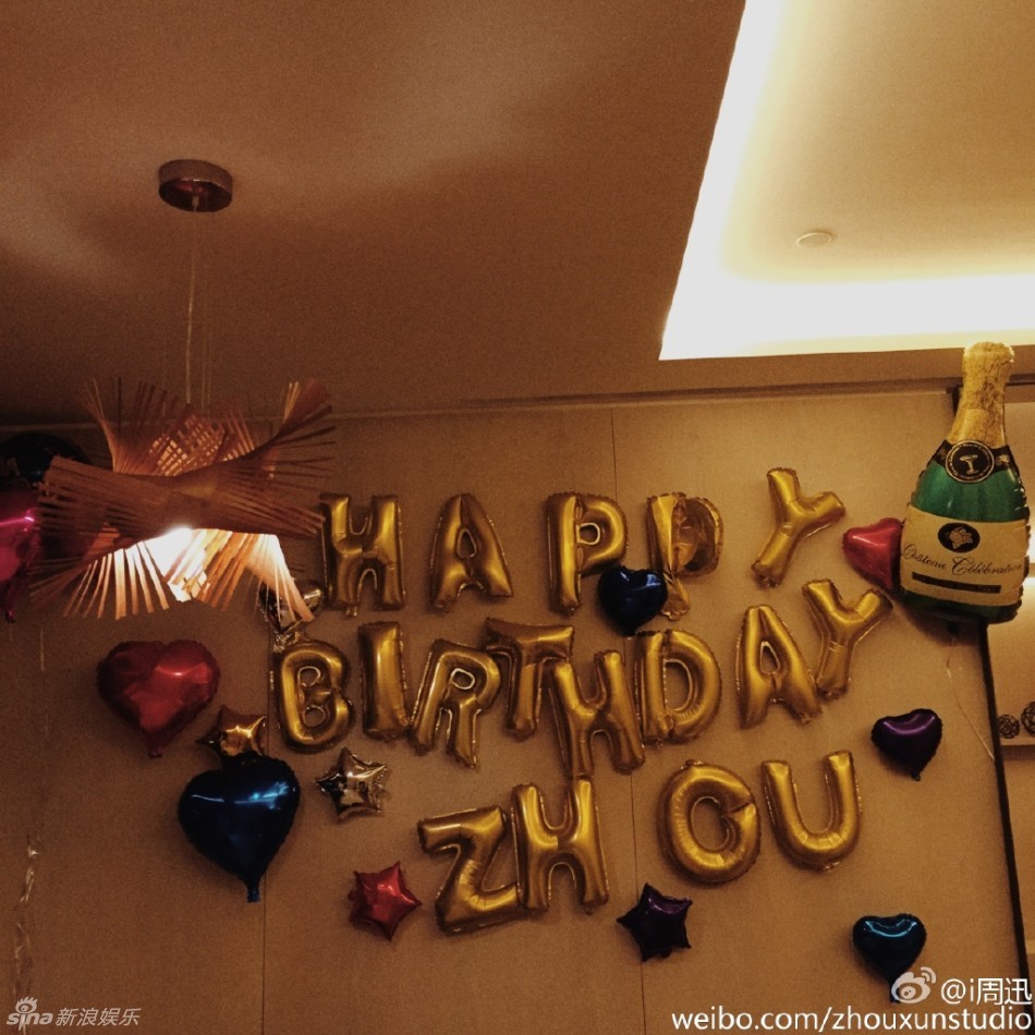 周迅庆41岁生日 头扎围巾依然如18岁