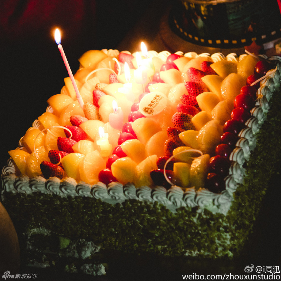 周迅庆41岁生日 头扎围巾依然如18岁