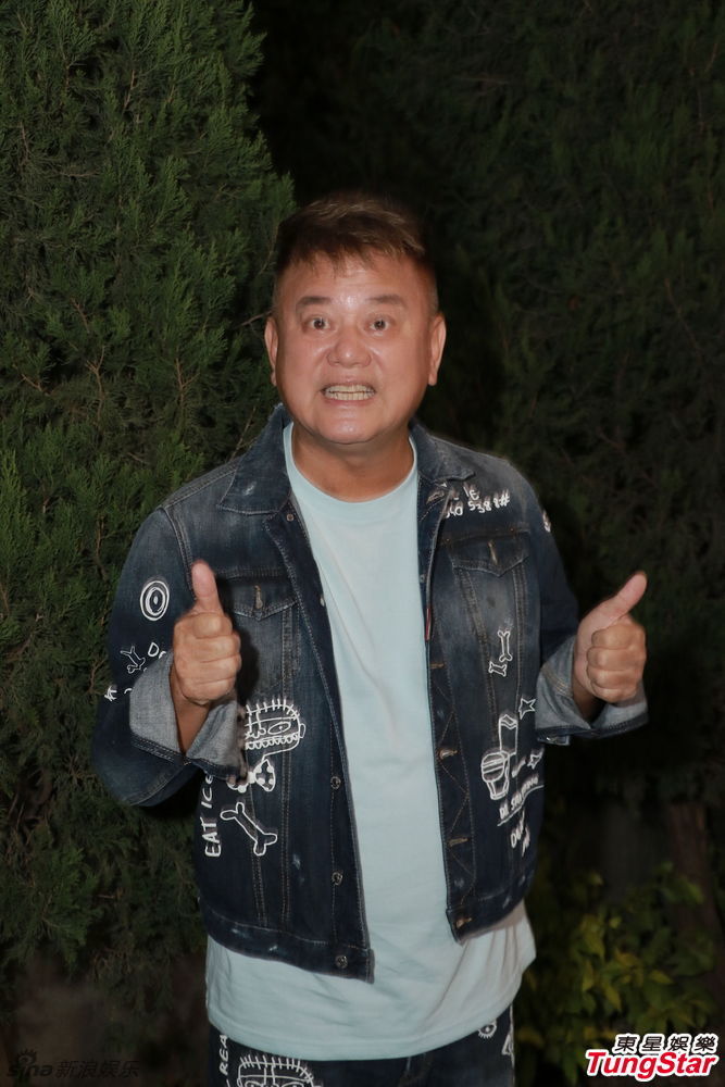 陈百祥参加敬老活动享受年轻感