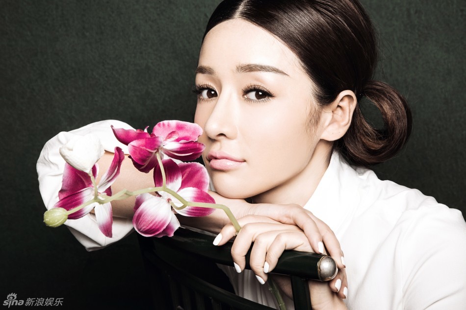 何彦霓复古写真妆容优雅