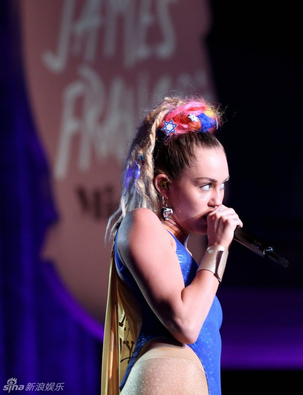 组图:麦莉穿三角裤献唱狂扭臀 高叉开到天际_高清图集_新浪网