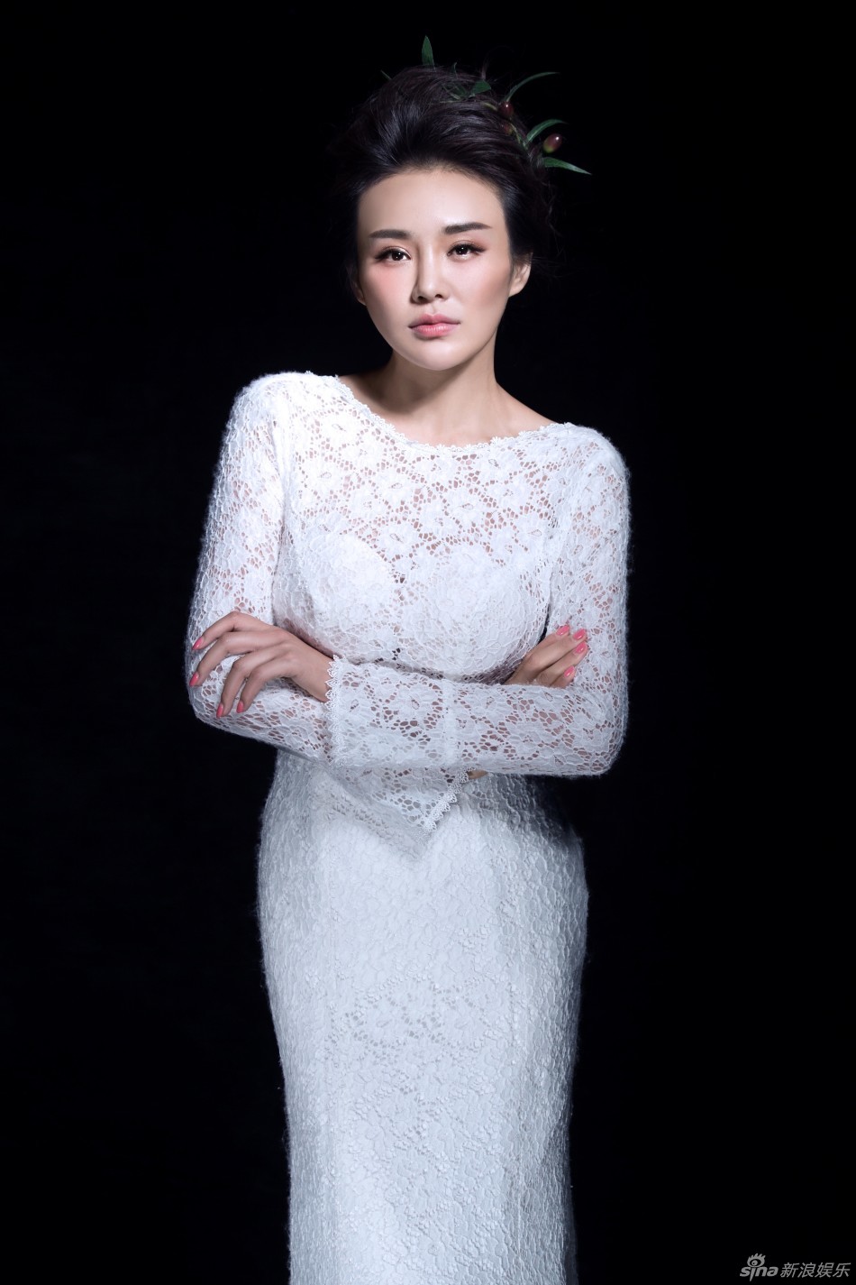 郑伊涵性感露背礼服写真