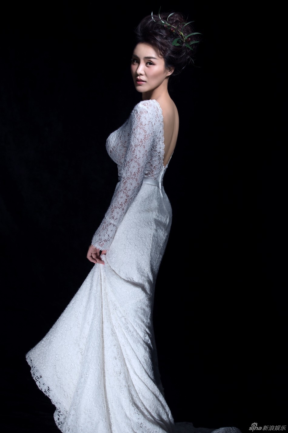 郑伊涵性感露背礼服写真