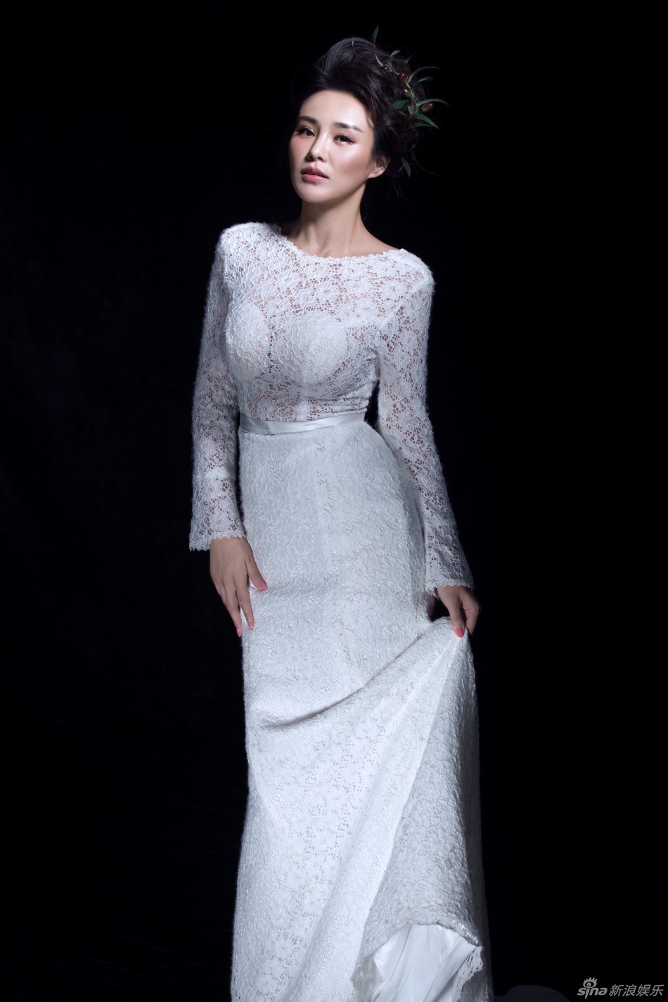 郑伊涵性感露背礼服写真