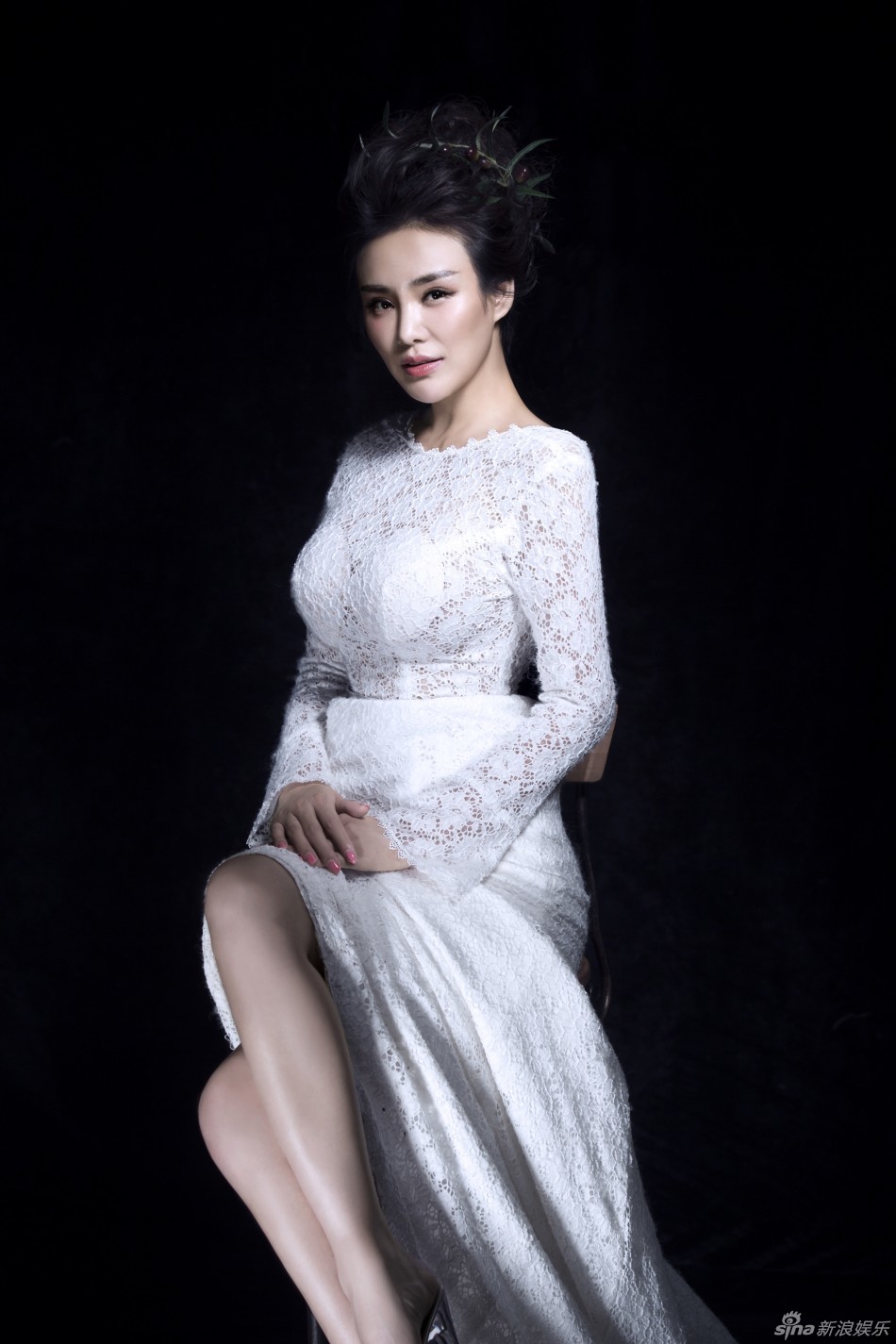 郑伊涵性感露背礼服写真