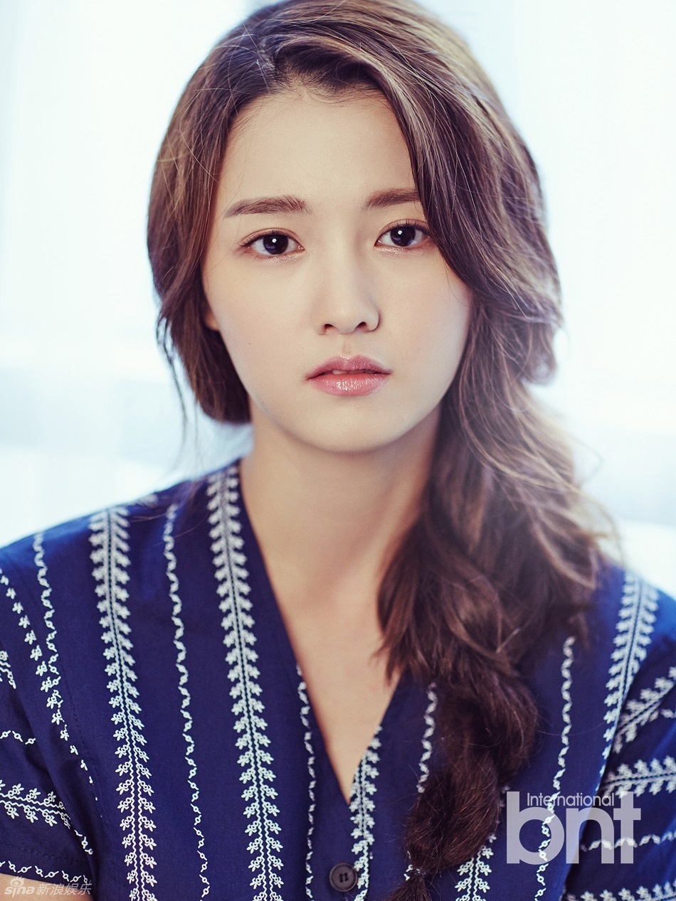 新浪娱乐讯 近日,韩国演员南宝拉拍摄了一组时尚写真,欲语还留的青涩