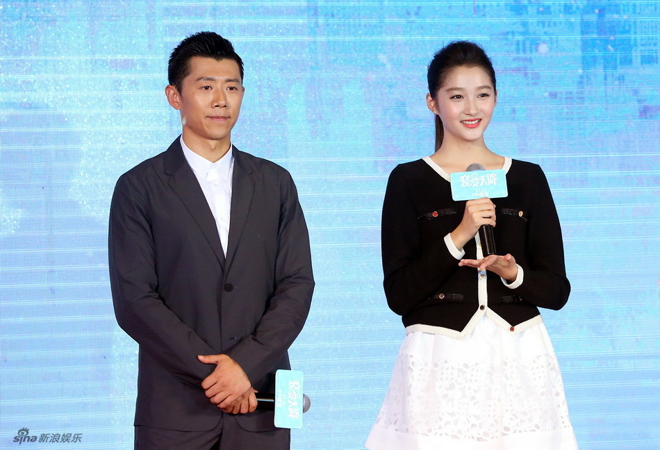 组图:关晓彤浪漫牵手夏雨 邱泽自曝目前单身_高清图集_新浪网