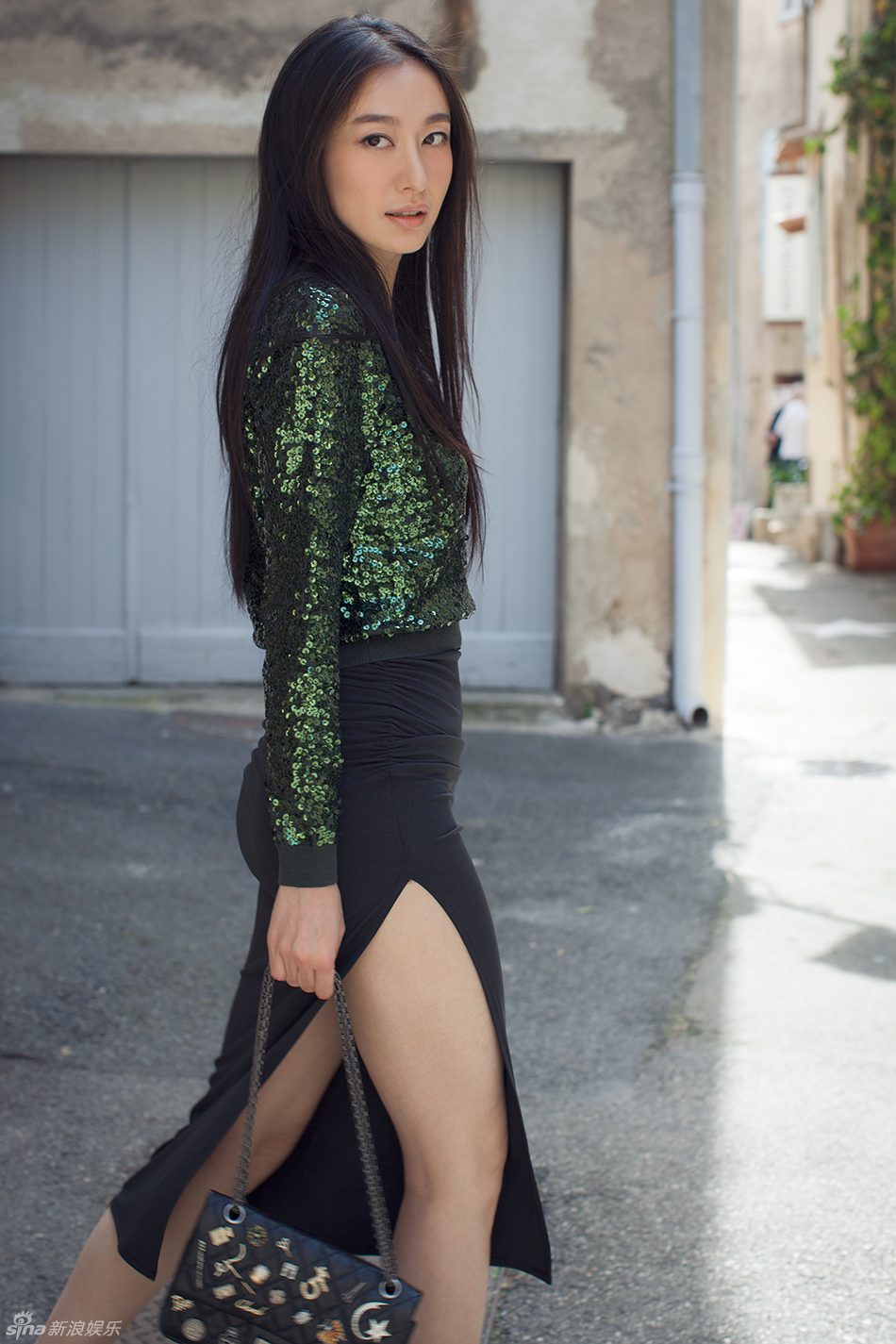 组图:董维嘉法国秋日街拍 高开衩裙秀性感长腿_高清图集_新浪网