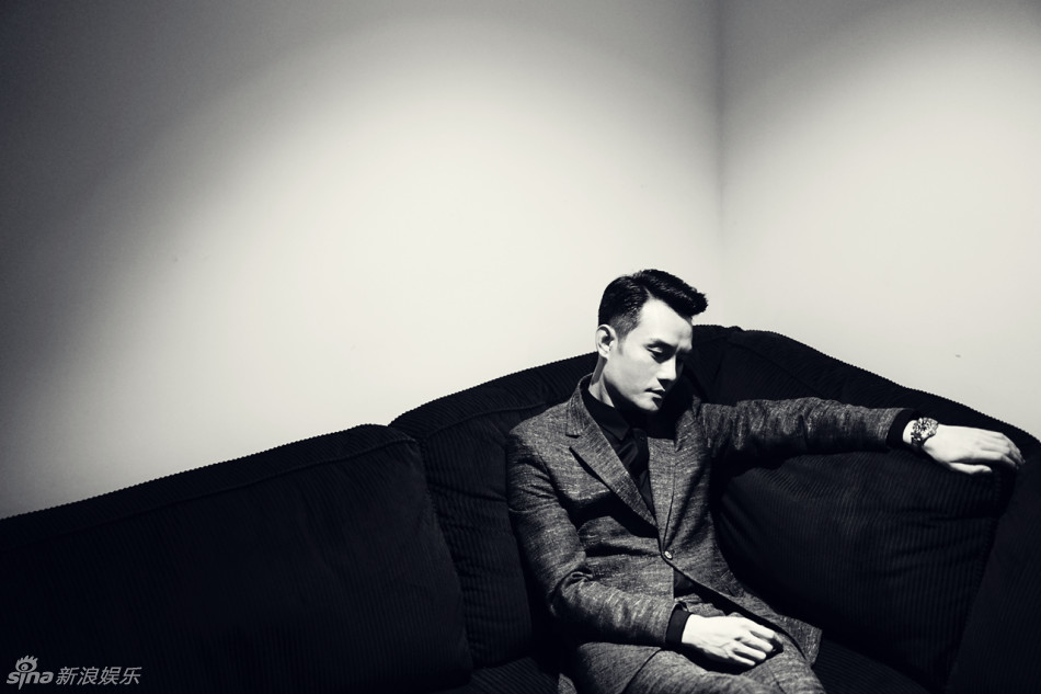 王凯黑白写真大片 大气沉稳彰显成熟魅力