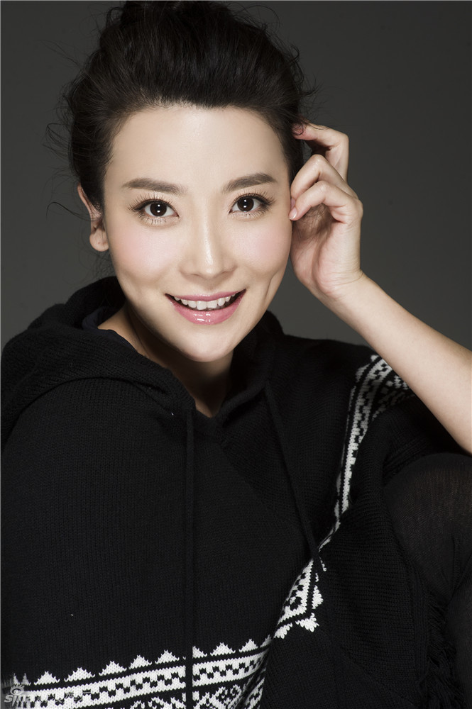 新浪娱乐讯 近日,张棪琰发布了一组黑白写真,分别身着白色套系服装与