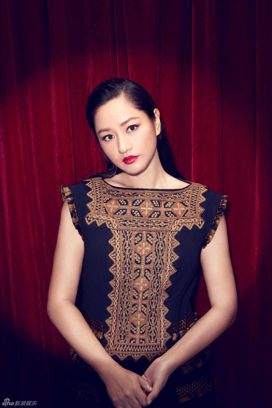 新浪娱乐讯 近日,瞿颖为某杂志拍摄了一组杂志大片,片中的她或表情