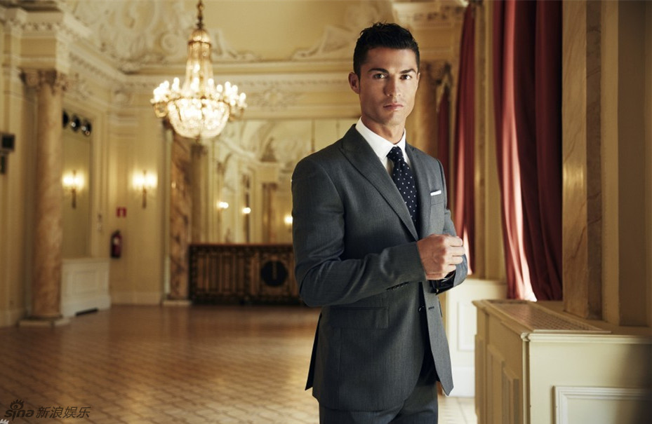 组图:c罗变身霸道总裁!穿西装搂美女眼神犀利_高清图集_新浪网