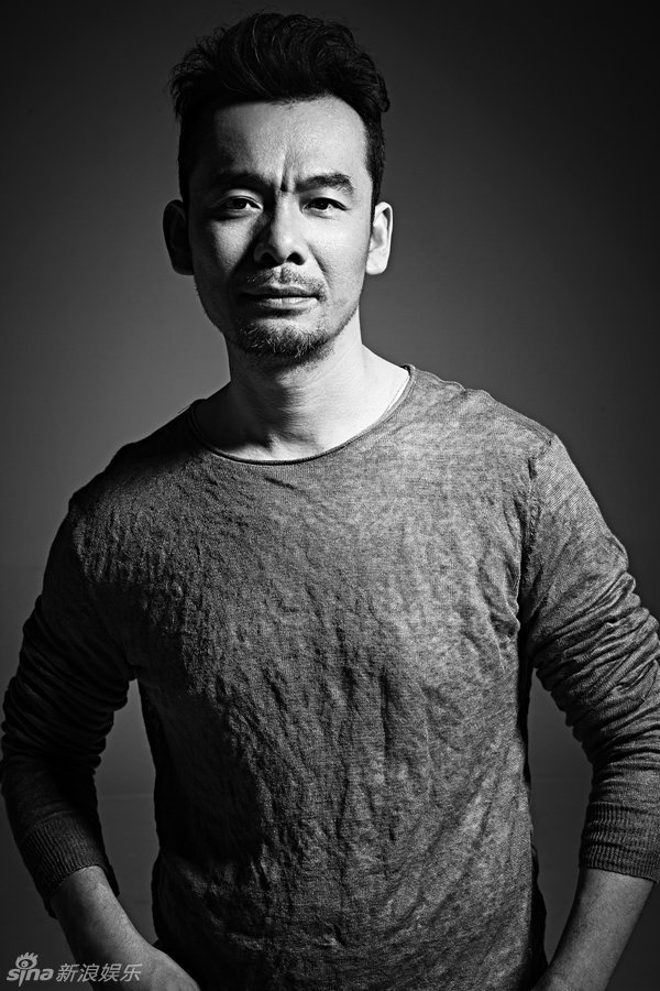 5 / 6 新浪娱乐讯 近日,演员宋佳伦一组黑白大片曝光,目光深邃,时尚