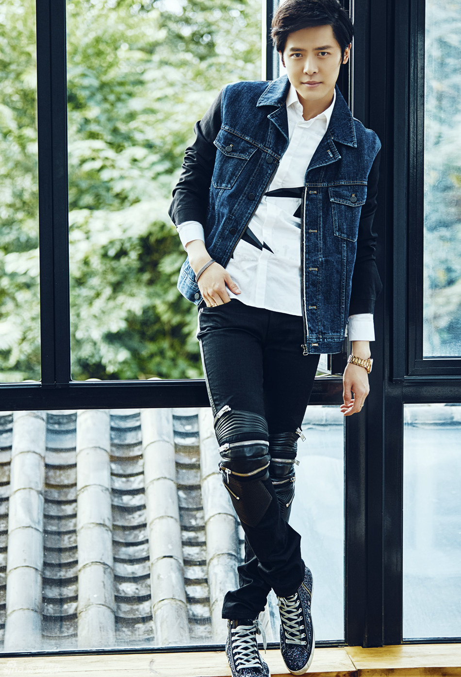 照片中,付辛博或以牛仔夹克搭配个性皮裤,表情深沉酷帅有型,身高腿长