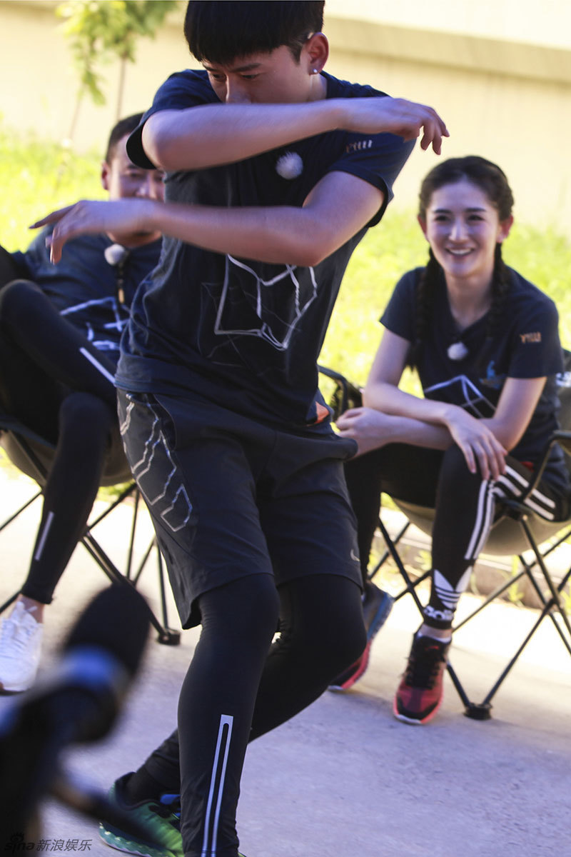 [张杰][新闻]151024 《真心英雄》张杰谢娜终同队 相互扶持爱意满满