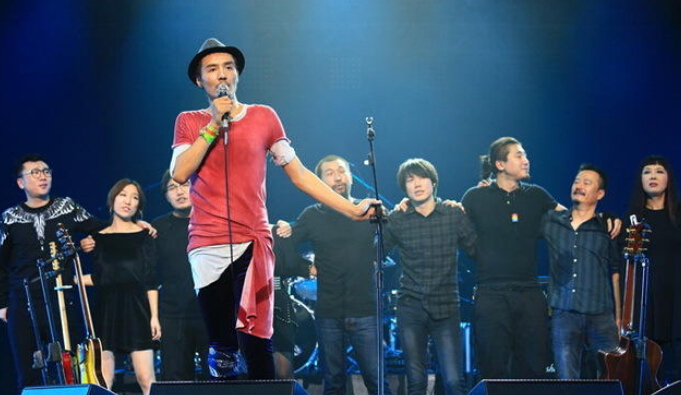 朴树上海开唱谢韩寒 哽咽唱《生如夏花》