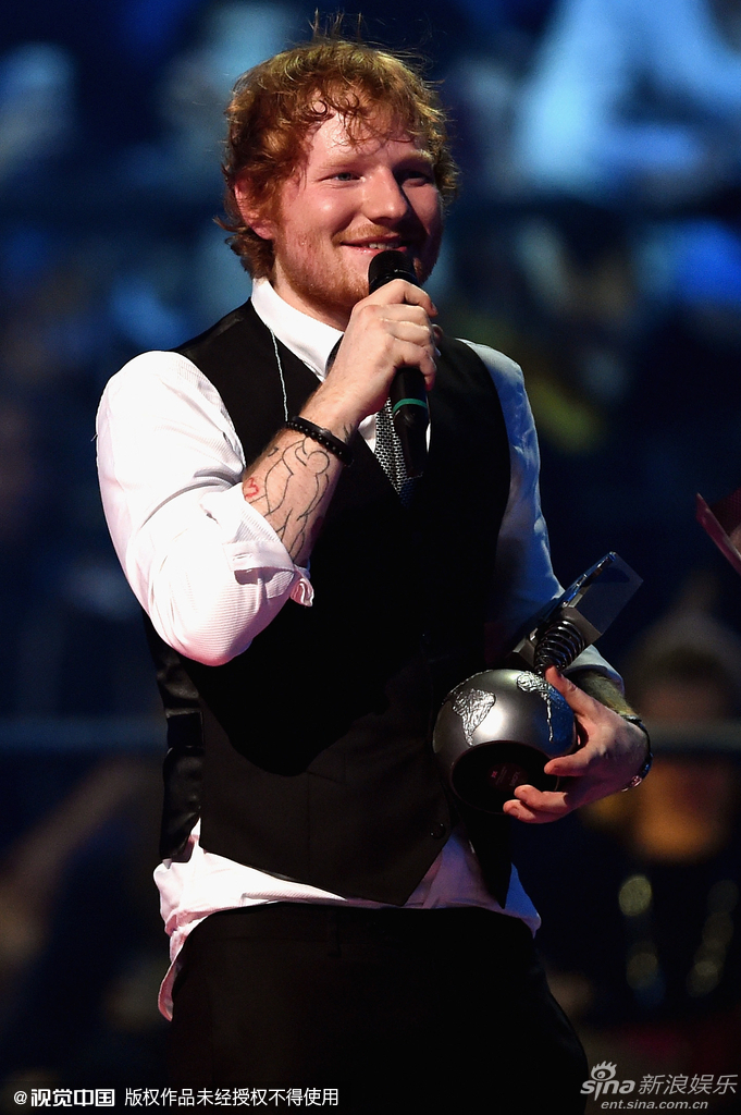 艾德希兰获最佳演出奖客串主持满场飞