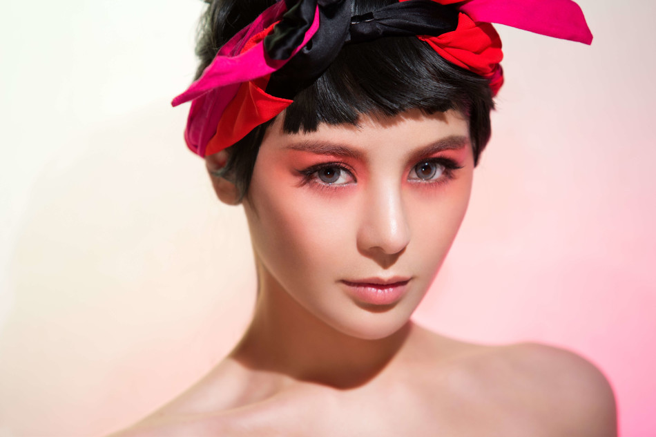 组图:花儿乐队混血主唱小爱秀彩妆裸肩出镜_高清图集_新浪网