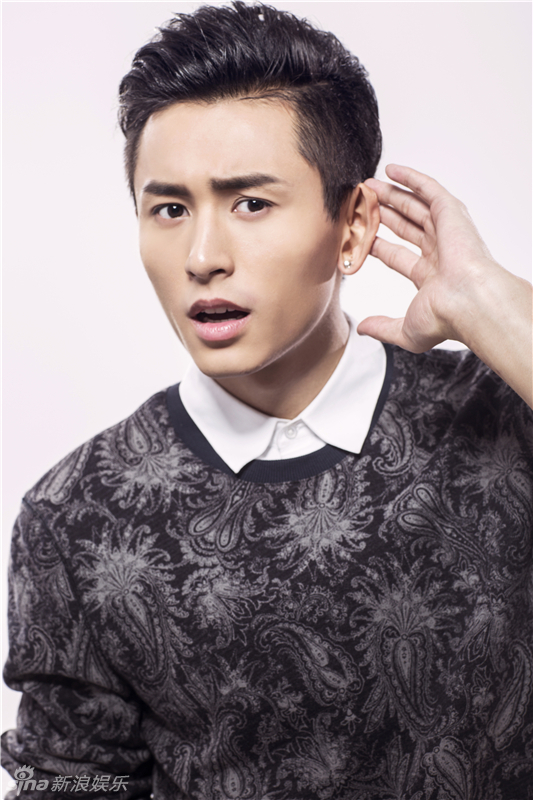 组图:张哲瀚秋日写真曝光 尽显温暖阳光气质_高清图集_新浪网