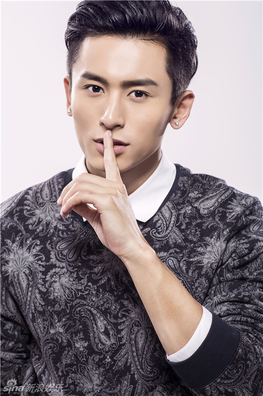 组图:张哲瀚秋日写真曝光 尽显温暖阳光气质_高清图集_新浪网