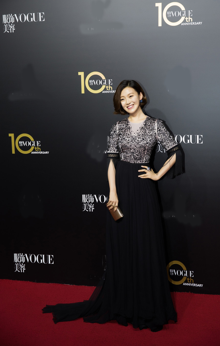 组图:常思思灰色镂空礼服亮相活动 笑容甜美_高清图集_新浪网